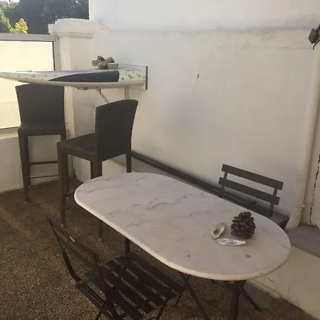 La Maison D'eugenie Avec Sa Vue Sur Les Falaises
