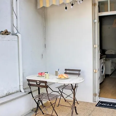 La Maison D'eugenie Avec Sa Vue Sur Les Falaises